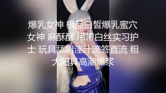 商场多名女员工厕吸烟那位显得特别骚