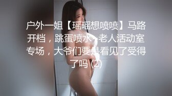  小骚逼露脸洗干净了伺候小哥哥诱惑狼友，舔鸡巴的样子好骚吸蛋蛋，深喉抽插