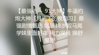  诱人的黑丝小骚骚让大哥宾馆调教，听狼友指挥交大鸡巴温柔舔弄，各种姿势配合大哥抽插爆草