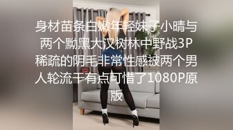 ❤️❤️儿子在厕所看片大飞机，被妈妈发现，帮忙解决生理需求，撩起裙子脱下丁字裤，扶屌插美臀