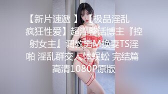 单位女厕偷拍新来的大美女没想到老江湖了，鲍鱼还挺黑