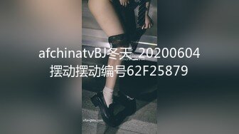 嫂子的勾魂艳舞没人能抵挡得住，巨乳和巨臀搭配舞蹈的扭动，恨不得马上扑上去把嫂子按倒狂艹