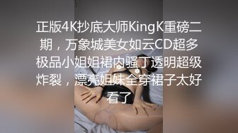 无情哈了少约了个牛仔短裙妹子，沙发上操撩起裙子摸逼，翘起屁股后入抬起双腿抽插猛操