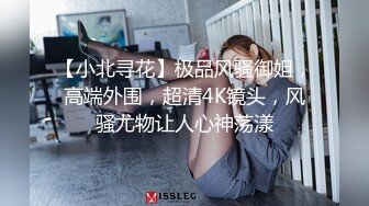 无套抽插骚逼老婆，一根不够再来一根