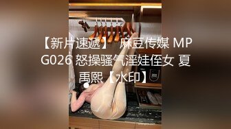 四个模特身材美女一起逛商场粉色短裙美女紧贴着超薄微透无痕内小内紧裹肉臀夹进臀缝前C凸显逼唇很是诱惑