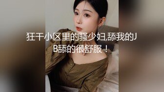  偷拍媳妇趁家里没人和年迈的老公公在地板上偷情