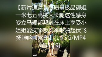 两01年萝莉萌妹双飞，帮忙抬腿看着姐妹被操，轮流爆插