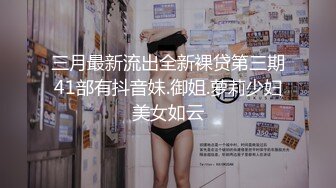 逼逼带着阴环，阴唇带着小铃铛的极品骚女，燃情大秀直播道具抽插骚穴和菊花，双插蹂躏刺激不断，浪叫不止