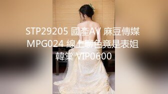 服装店的老板娘趁店里没顾客抓紧时间骚，试衣间里全裸自慰性感火辣热舞全裸，开着们都能看到外面真刺激