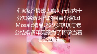 《小妹妹真大胆✿超强露出体验》超级大胆的小林跑去体育生教室窗口尿尿真空出门新体验超刺激户外露出