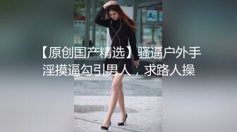 红裙眼镜熟女 扣穴吸吮奶子 穿上情趣肚兜 翘大屁股舔屌