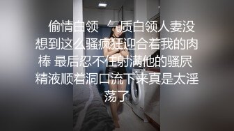 最近在城中村出租屋发现个宝地几个白领姐姐合租房浴室眼镜妹在给谁发短信呢