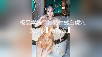 家庭摄像头破解强开TP夫妻客厅看电视欲望高涨把苗条大奶骚妻扒光打炮少妇呻吟声太刺激了啊啊嚎叫