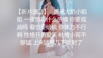   很有骚劲的小少妇，开档黑丝媚眼如丝完美好身材激情大秀，用力抓着奶子道具抽插骚逼自己抠逼