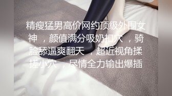 闺女伺候爹这小乖乖真可爱，跪在地上口交大鸡巴抱在怀里草，床上无套抽插浪叫不止