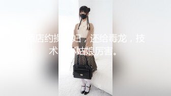 绿帽男回到家，发现自己的44岁熟女老婆和情人在家偷情操逼，太刺激了