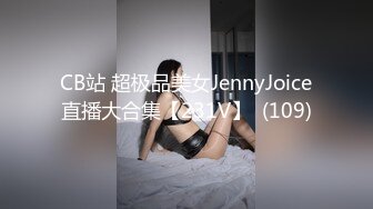 红唇眼镜御姐3P大战头套男，两根JB轮换着舔一脸享受，吊带黑丝高跟鞋边口边操，操的好舒服叫的好骚被任意玩弄