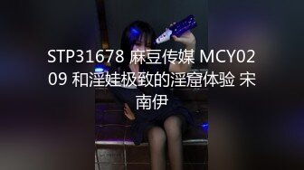 黑丝高跟美女电梯口玩全裸