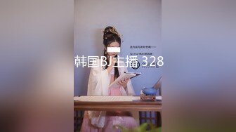 穿着浅蓝色轻飘飘百褶裙美女逛街裙子被风吹起内裤全露出发现用手去捂已经晚了