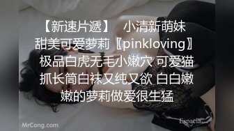 在家憋不住的两个骚逼出来发骚，单元楼下漏出骚奶子诱惑狼友，蹦起了野迪精彩刺激奶子坚挺互相摩擦不要错过