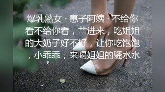 普通振动棒已经满足不了她的欲望了 需要电击来刺激