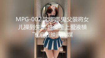 母狗趴着接受大鸡吧3p