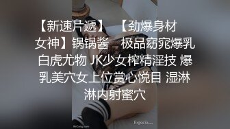 幸福小哥坐享齐人之福双飞两个可爱嫩妹，全程露脸吃奶玩逼享受两个骚逼一起口交大鸡巴好骚，轮草抽插浪叫