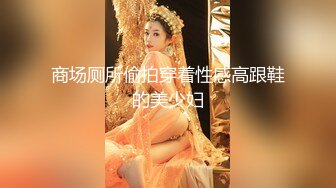 潜入网吧女厕偷拍附近的美女大学生，没想到鲍鱼那么黑