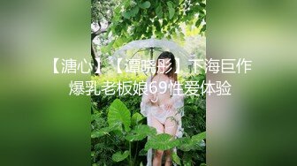 【新速片遞】  大型商场跟踪抄底没穿内裤的短裙美女❤️男的还时不时的把手伸进去摸一下