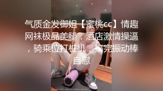 金发美女闺房露自己的大白兔