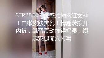 卷发美女穿着背心给自己的男友吃鸡鸡