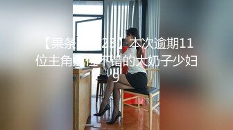 牛仔短裤大长腿贫乳美女和炮友居家啪啪，近距离特写口交舔屌，翘起屁股舔逼后入撞击美臀，毛毛修剪过掰穴诱人