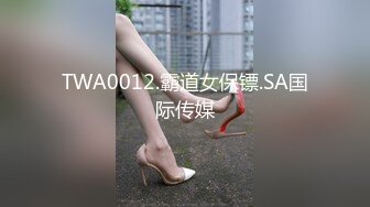 色影師跟極品性感小模拍攝獨處忍不住偷摸她的豐滿美乳