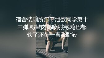 饥饿骚妇性欲极强隔着裤子摩擦阴户被人妖发现裤子扒掉在厨房里就开始操