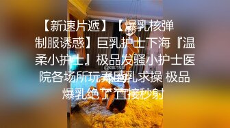 某校外培训班附近的厕所偷拍学生妹和来接学生的妈妈尿尿