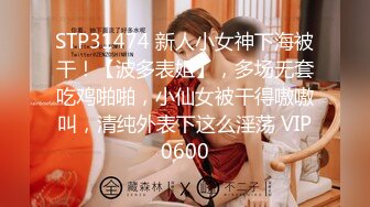 黑丝美女 夫妻时间久了偶然可以来点刺激增进感情 打开门在门口啪啪 如果让邻居大哥看到和老公一起3p那就更完美了