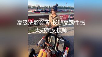 电信营业厅里的骚逼女客服，上班期间自慰骚逼后面还有个小哥哥真鸡巴骚，饮水泛滥跑到厕所各种抽插骚逼呻吟