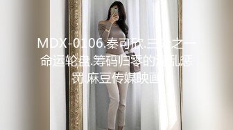 六月新流出海边浴场女厕偷拍美女游泳前更换游泳衣戴墨镜少妇样子真酷