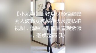 公交站偷窥三个丰臀大学妹子豹纹丁字裤和诱人私处 为了拍脸跟着坐了好几站