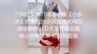 SWAG 淫荡小母猫自慰到华丽的喷水 Chloehayley