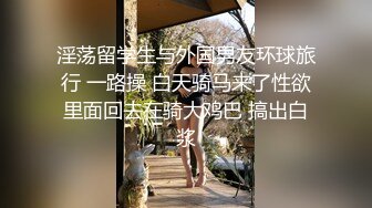  长发卷发妹子特写近景操出白浆流在蛋蛋上后入蜜桃臀，叫声淫荡