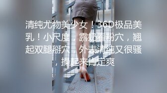 奶胸小女人跟她的光头老外男友，大鸡巴小手握不下，骑在脖子上让老外舔逼好骚，胡子扎的骚逼好痒撸射大鸡巴