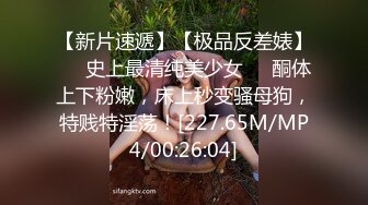  双飞高颜值闺蜜 为求刺激在公厕脱光光啪啪 还时时担心有人进来 完事每人在地上撒泡尿留个念