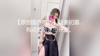 悍妇当街暴打偷手机无内女贼,众人围观看逼逼